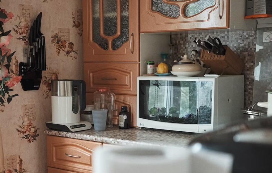 Καθάρισμα φούρνου μικροκυμάτων με μαγειρική σόδα