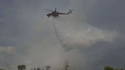 Επεκτείνεται η φωτιά στη Νέα Πέραμο - Εκκενώνεται και άλλη περιοχή