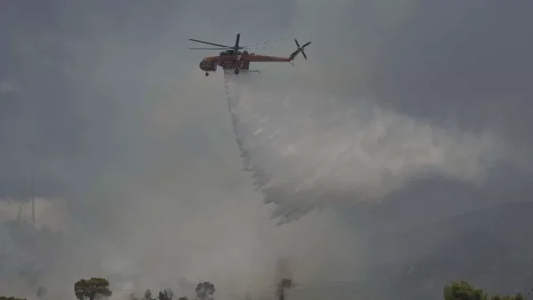 Επεκτείνεται η φωτιά στη Νέα Πέραμο - Εκκενώνεται και άλλη περιοχή