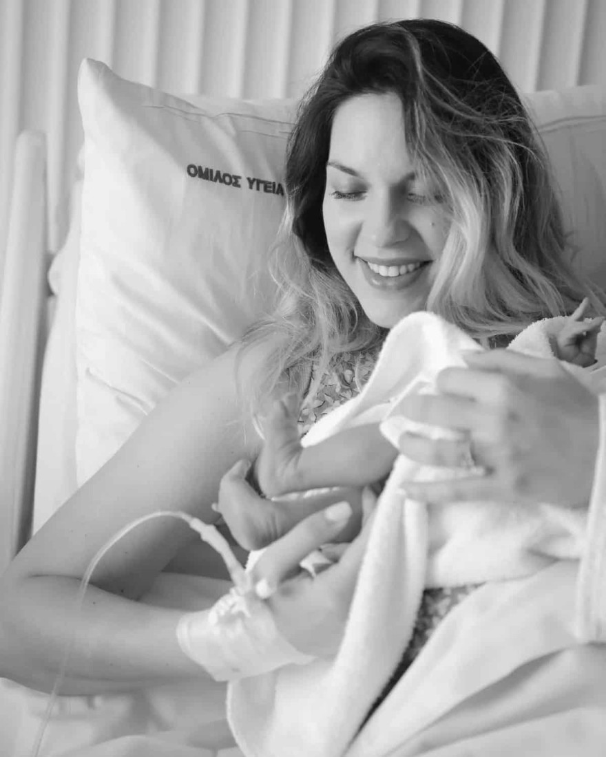 Η Γαστεράτου αγκαλιά με τη νεογέννητη κόρη της