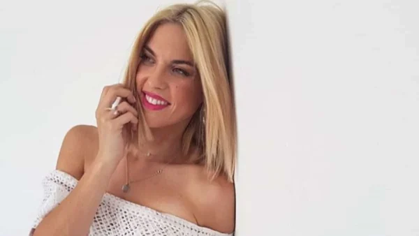 Αχώριστη η Γαστεράτου από τα παιδιά της - Το τρυφερό στιγμιότυπο με τον γιο της να παίζει με την νεογέννητη κόρη της