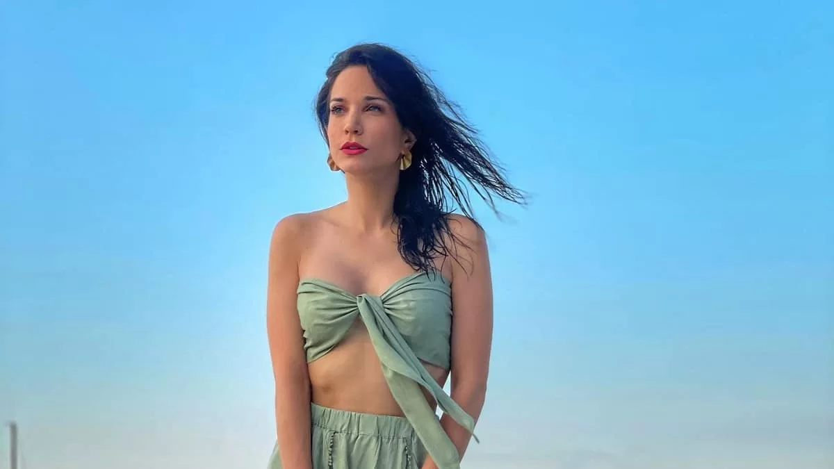 Με φόντο τον ροζ ουρανό της Σιγκαπούρης - Πόζαρε με όλη την πλάτη έξω η Γερονικολού στο νέο της ταξίδι