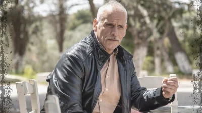 Καμία σχέση με τον Κώστα του Σασμού - Με πουκάμισο και αλυσίδα στο τζιν ο Γεωργαλάς σε βραδινή του έξοδο