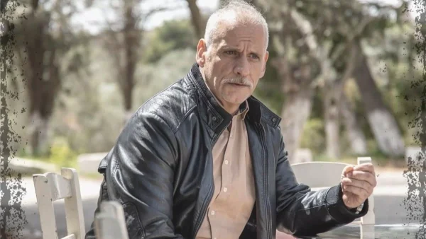 Καμία σχέση με τον Κώστα του Σασμού - Με πουκάμισο και αλυσίδα στο τζιν ο Γεωργαλάς σε βραδινή του έξοδο