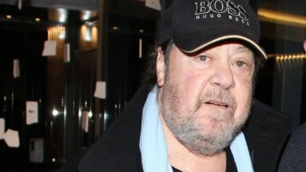 Πιο ψηλός από όλους με μαλλιά μπούκλες - Ο μεγάλος γιος του Γιάννη Πάριου που είναι εξαφανισμένος