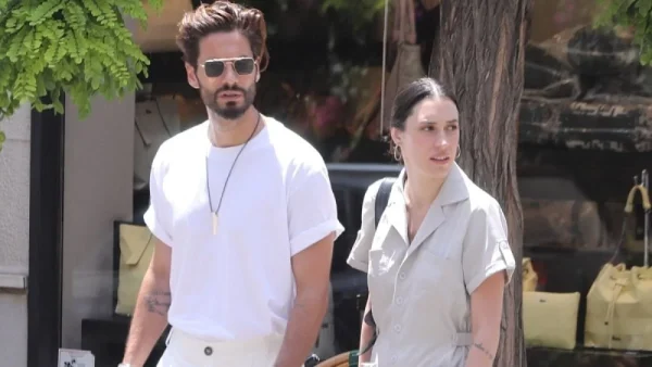 Διακοπές με φόντο το Αιγαίο - Πάνω στο σκάφος μαζί με τα παιδιά τους ο Καράβας και η Ψαρρού