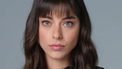 Δύσκολα τις ξεχωρίζεις - Η κούκλα αδερφή της πρωταγωνίστριας της Γης της Ελιάς, Ιφιγένειας Πιερίδου