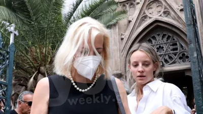 Τραγική φιγούρα στην κηδεία του Ρόμπερτ Ουίλιαμς η σύζυγός του - Μαυροφορεμένη με σκυμμένο το κεφάλι στην εκκλησία