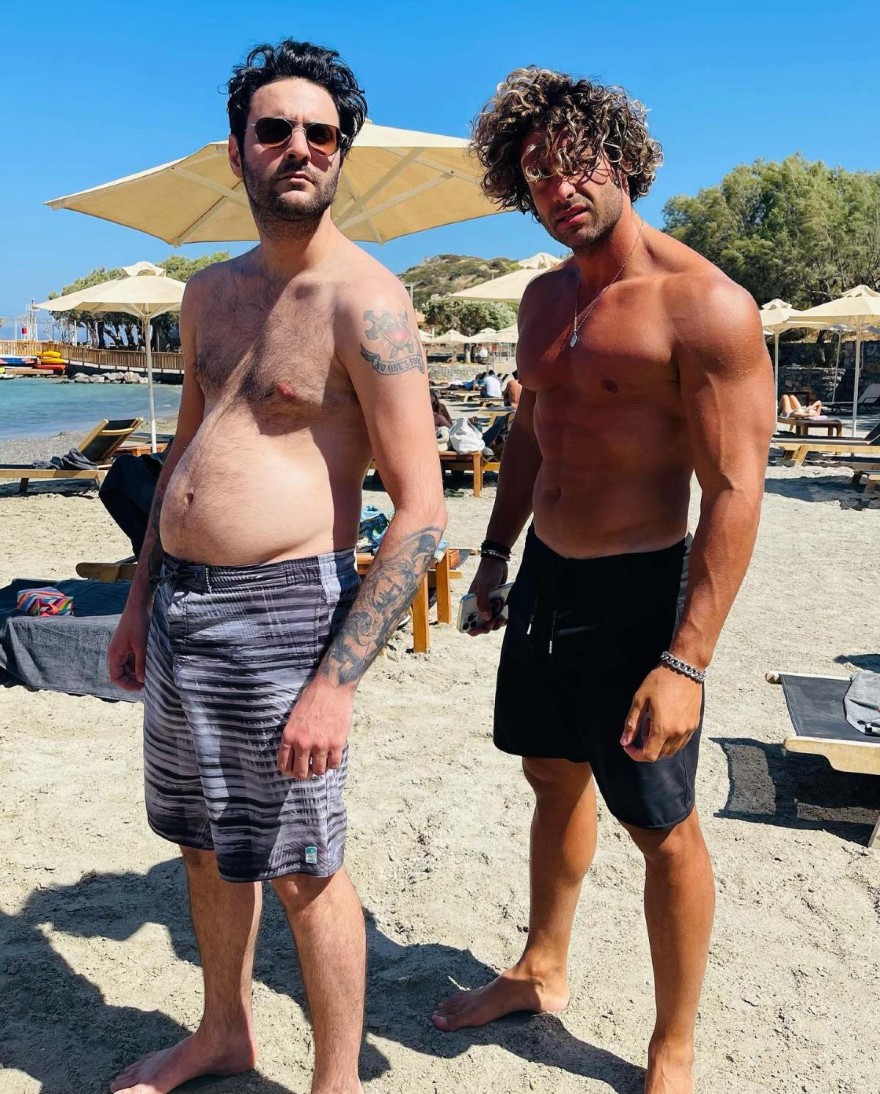 Ο Ίαν Στρατής ποζάρει με φουσκωμένη κοιλιά στην παραλία