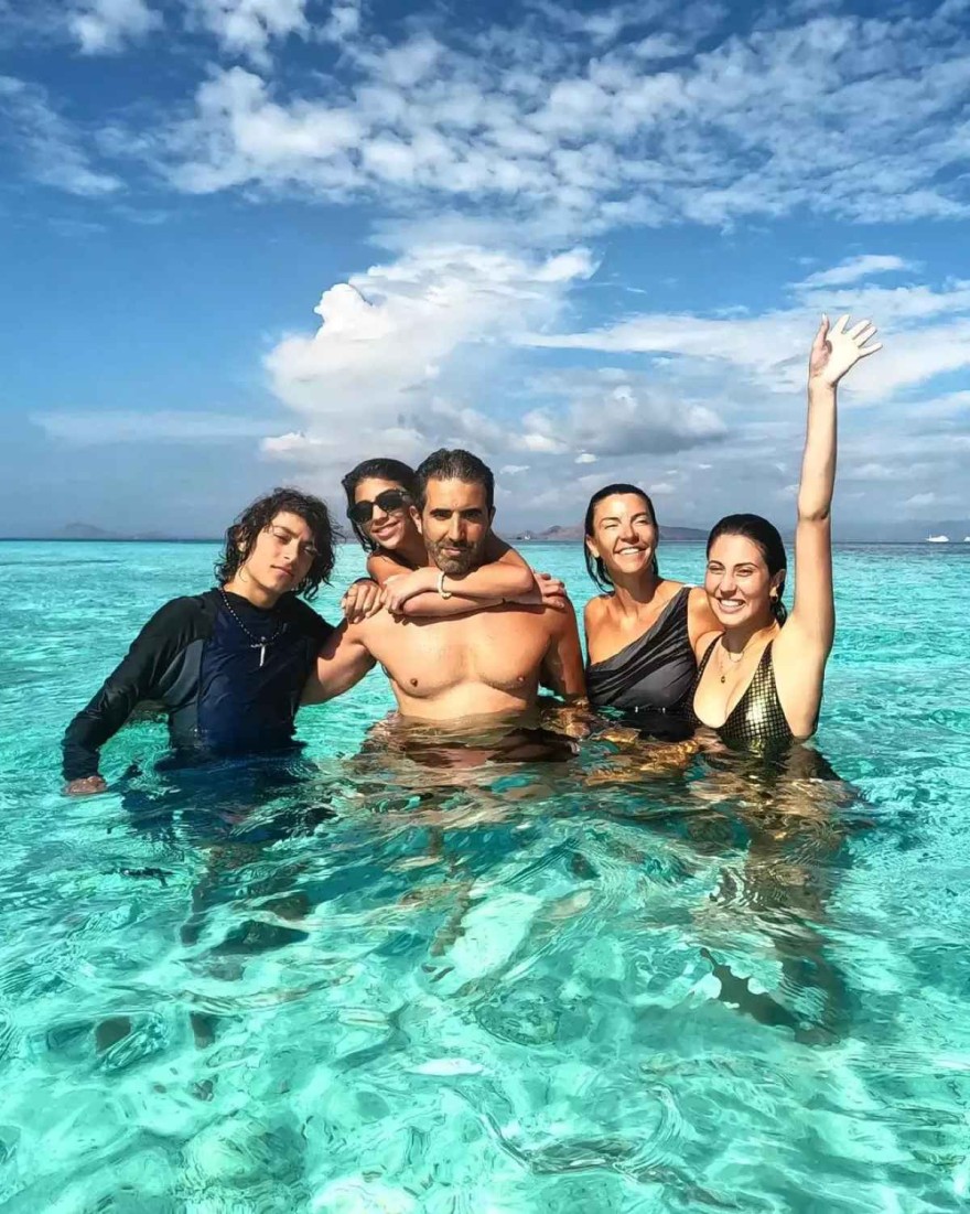 Διακοπές στην Ινδηνησία για την Βερνίκου και την οικογένεια της