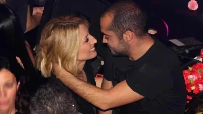 Αχώριστοι η Μαρία Ηλιάκη και ο Στέλιος Μανουσάκης - Το τρυφερό φιλί στο μάγουλο στα στενά των Χανίων