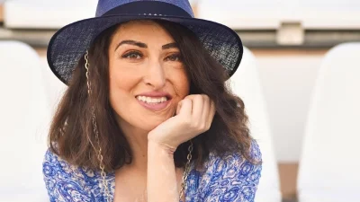 Πιο sexy από ποτέ - H Ιωάννα Παλιοσπύρου ποζάρει με μπλε μαγιό στην παραλία (photo)