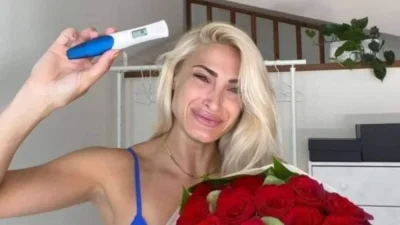 Ολόσωμη φωτογραφίας της στον 5ο μήνα εγκυμοσύνης - Με μικροσκοπικό θαλασσί μαγιό η Ιωάννα Τούνη