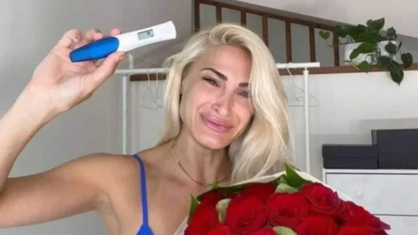 Ολόσωμη φωτογραφίας της στον 5ο μήνα εγκυμοσύνης - Με μικροσκοπικό θαλασσί μαγιό η Ιωάννα Τούνη