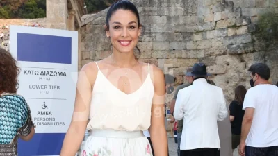 Με τιρκουάζ φόρεμα και ανέμελο μαλλί - Τράβηξε όλα τα βλέμματα η Ιωάννα Τριανταφυλλίδου με την εμφάνισή της