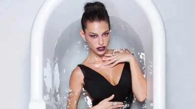 "Άναψε φωτιές" με το ολόσωμο μαγιό της και το σκίσιμο στην κοιλιά - Πιο καυτή από ποτέ η Ειρήνη Στεργιανού