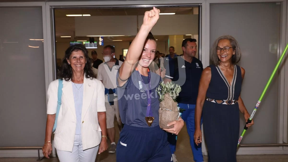 Σε πανηγυρικό κλίμα η άφιξη της Ελίνας Τζένγκο στην Ελλάδα - Αποθεώθηκε το ''χρυσό'' κορίτσι του ακοντίου