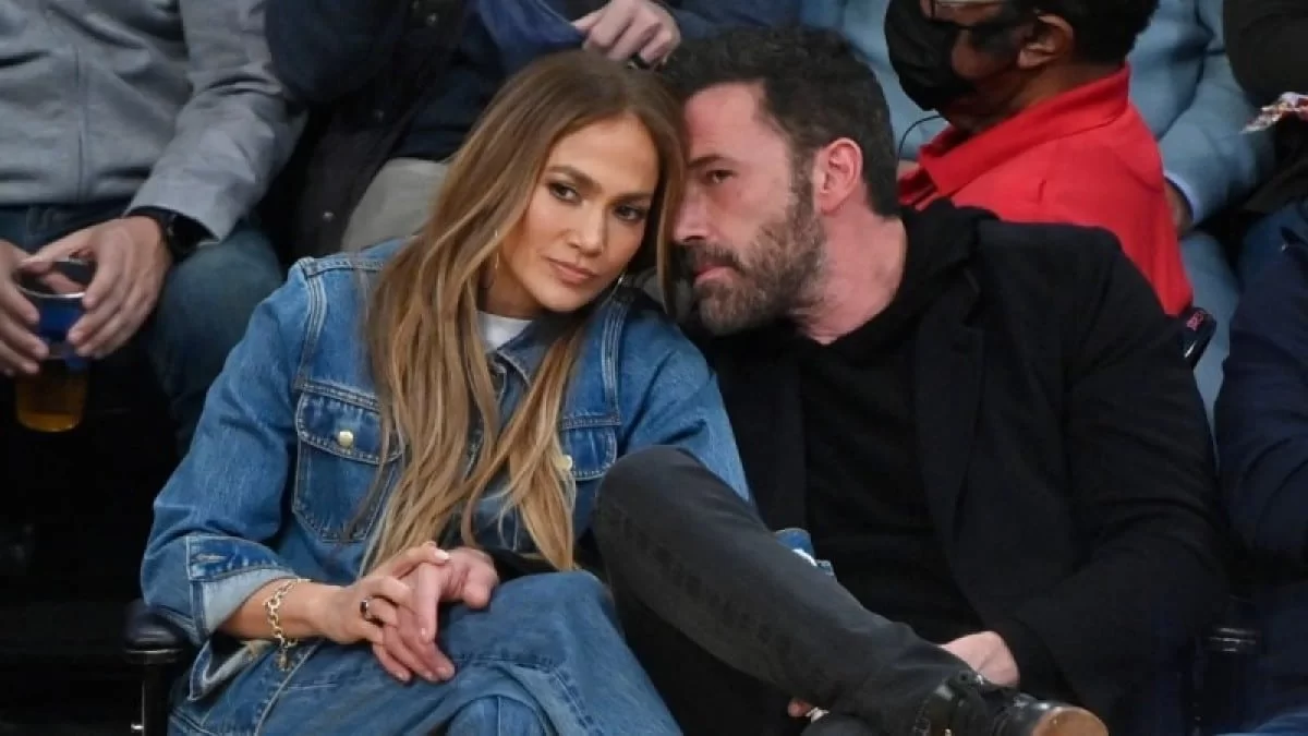 Της έπιανε τον γοφό και την φιλούσε στο στόμα - Δεν υπολόγιζαν κανέναν η Τζένιφερ Λόπεζ και ο Μπεν Άφλεκ στο ταξίδι του μέλιτος