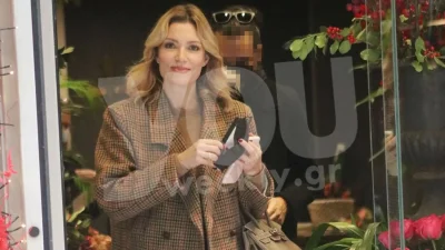 Δεν χορταίνει να τους χαζεύει - Η τρυφερή φωτογραφία της Βίκυ Καγιά με τα παιδιά της και τον Ηλία Κρασσά