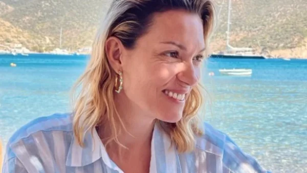 Κορμί λαμπάδα και κοιλιακοί που βγάζουν μάτι - Με μαύρο μπικίνι πριν την πρεμιέρα του GNTM 5 η Καγιά