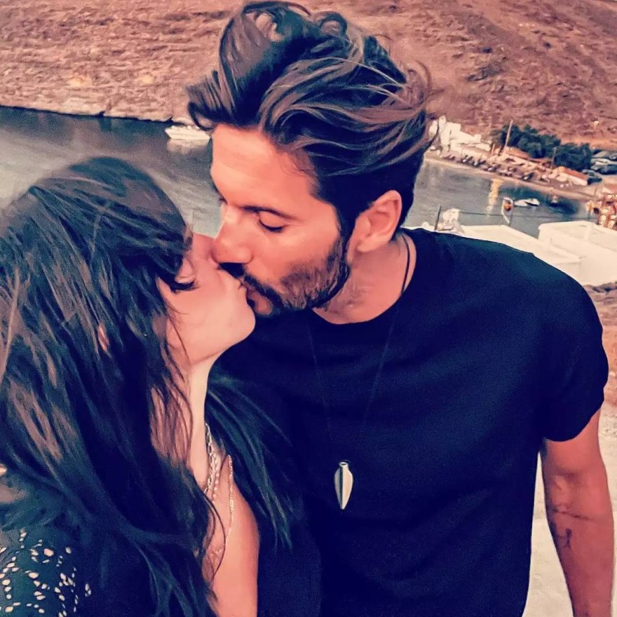 Το καυτό φιλί και η τρυφερή αφιέρωση του Καράβα στην σύζυγό του