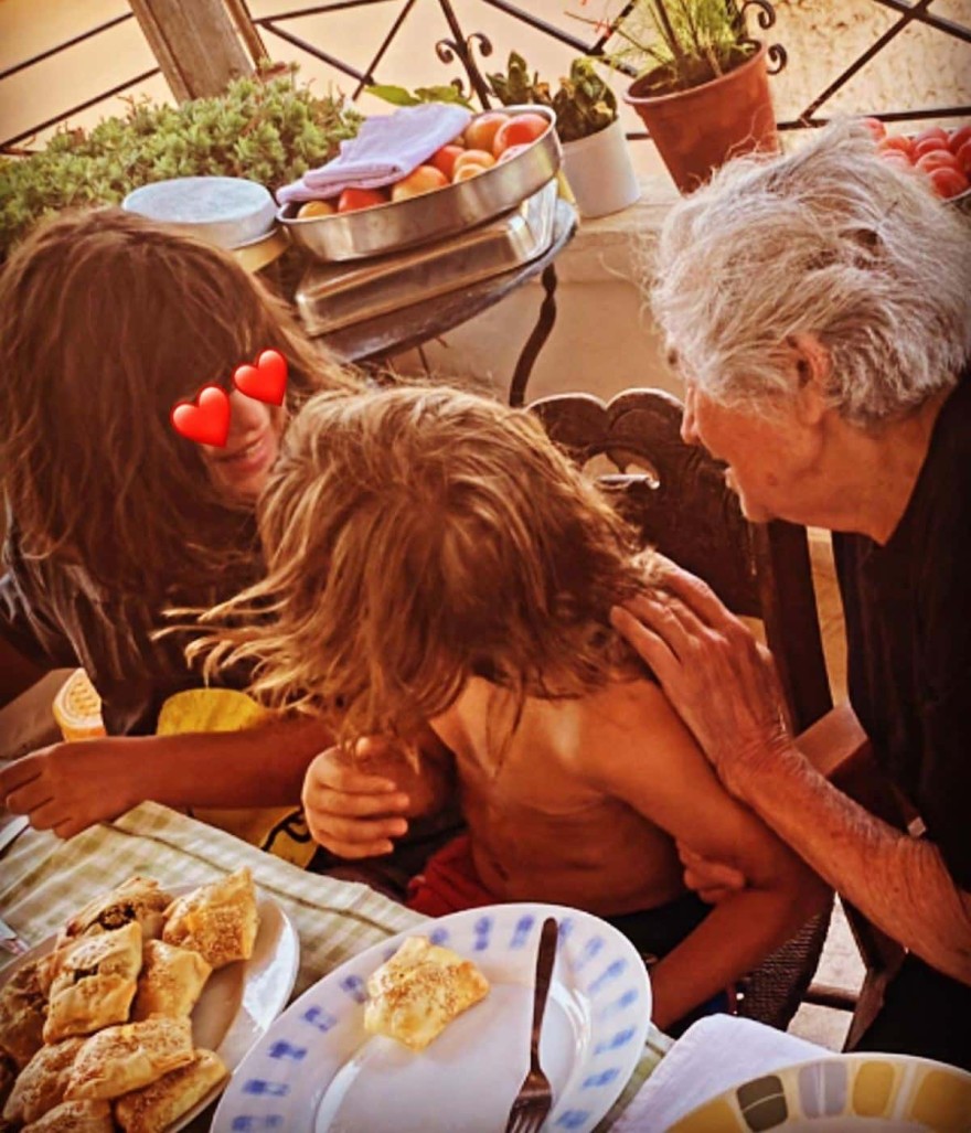 Η ανάρτηση της Κατερίνας Καραβάτου με τα παιδάκια της