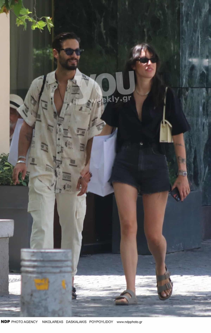 Γιώργος Καράβας και Ραφαέλα Ψαρρού χαμογελαστοί στη βόλτα τους στο κέντρο της Αθήνας