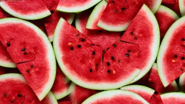 Σταματήστε το αμέσως: Μην τυλίγετε το καρπούζι με μεμβράνη και μετά το βάζετε στο ψυγείο - Μπορεί να...