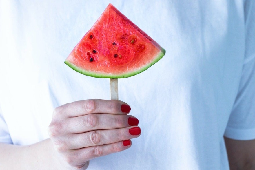 Πώς βγαίνει ο λεκές από καρπούζι από τα ρούχα