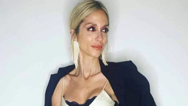 Μαμά και γιος εν δράσει - Με μαγιό δίπλα από την πισίνα η Σοφία Καρβέλα γύμνασε το κορμί της μαζί με το παιδί της