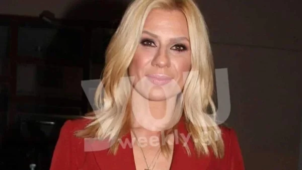 Με αλάτι στα μαλλιά και στράπλες μπικίνι -  Η Καραβάτου έκλεινε το μάτι κάτω από ψάθινη ομπρέλα