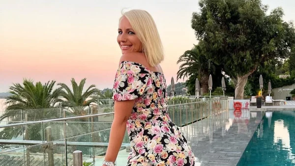 Έχει αναλογίες μοντέλου - Η Κατερίνα Παπακωστοπούλου με μικροσκοπικό μπικίνι πάνω σε σκάφος