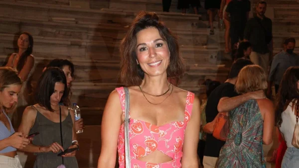 Το χαίρεται σαν μικρό παιδί η Κατερίνα Παπουτσάκη - Με γραμμωμένη κοιλιά και αναλογίες μοντέλου πόζαρε στον φακό