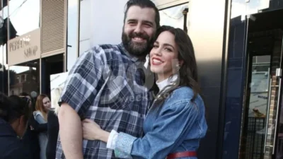 Κατερίνα Στικούδη: Γιορτάζει την επέτειο γάμου της με τον Σερίφη και ποζάρει αγκαλιά με τον πεθερό