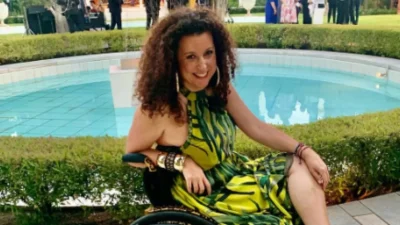 Με λευκό σορτσάκι και στράπλες μπλουζάκι πάνω στο αμαξίδιό της - Η Κατερίνα Βρανά ποζάρει στους άδειους δρόμους της Αθήνας