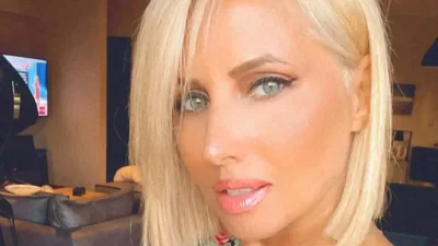 Με πολύχρωμο μπικίνι και φουλ μαυρισμένη - Η Κατερίνα Παπακωστοπούλου παίζει με τα κύματα στην παραλία