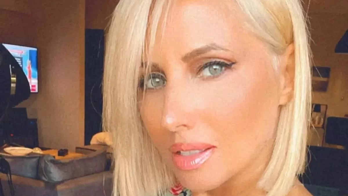 Με πολύχρωμο μπικίνι και φουλ μαυρισμένη - Η Κατερίνα Παπακωστοπούλου παίζει με τα κύματα στην παραλία