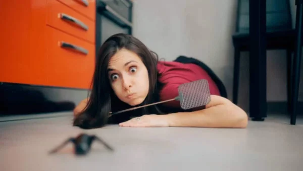 Εξουδετερώστε μέσα σε λίγα λεπτά τις κατσαρίδες από το σπίτι σας - Το κόλπο με ένα υλικό που θα σας "λύσει" τα χέρια