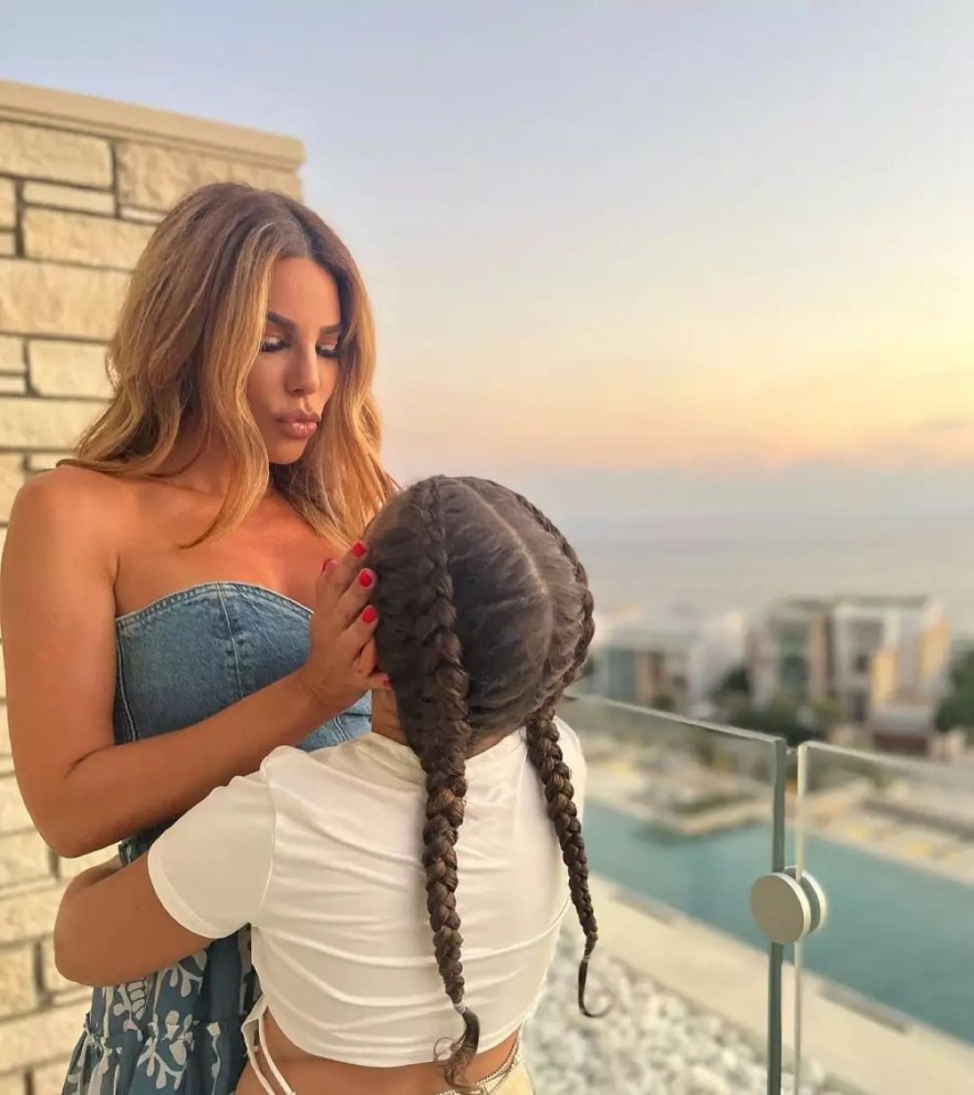 Κέλλυ Κελεκίδου