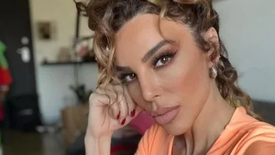 Με κεραμιδί μπικίνι στην πισίνα και βρεγμένα μαλλιά - Η αρετουσάριστη εμφάνιση της Κέλλυς Κελεκίδου