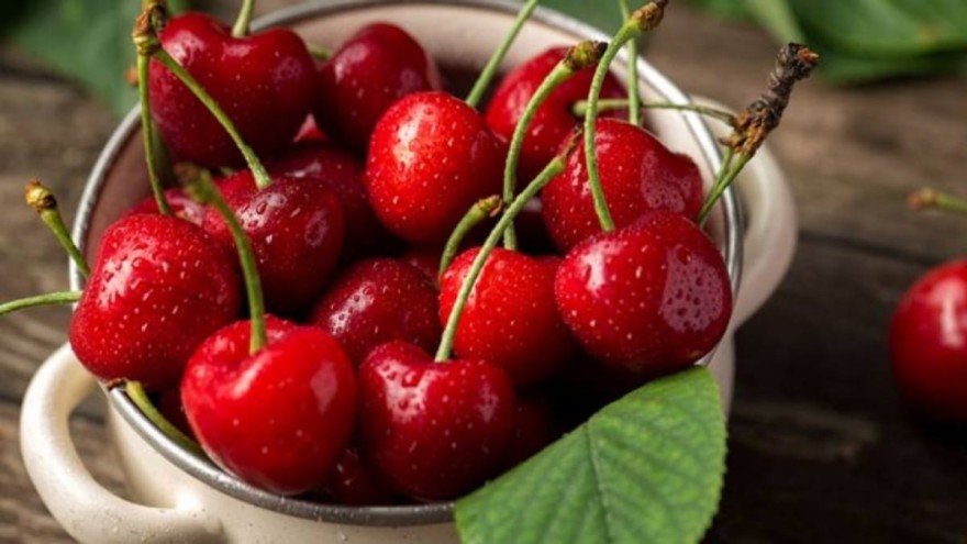 Μαγειρική σόδα & λεμόνι για να βγει ο λεκές από τα κεράσια