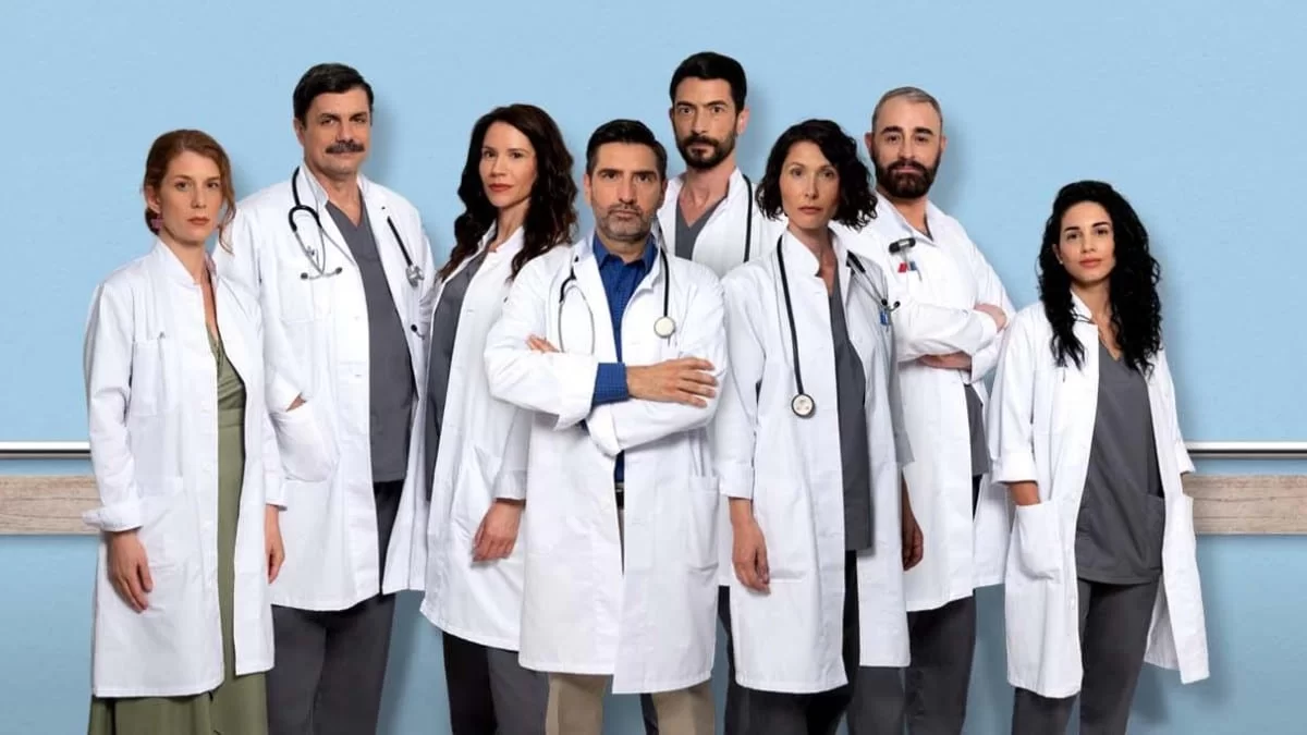 Κλινική: Η λεχώνα Λουκία νιώθει μια ξαφνική αδιαθεσία και ανησυχεί σύζυγο και γιατρούς