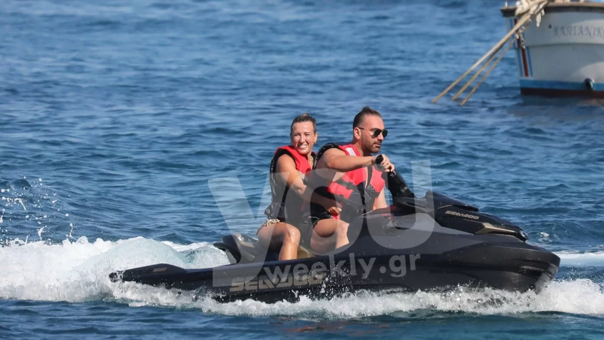 Σήκωσε κύματα με το μαύρο θηριώδες jet ski του - Όλη η παραλία της Μυκόνου χάζευε τον Κοκλώνη με τη Δεβετζή
