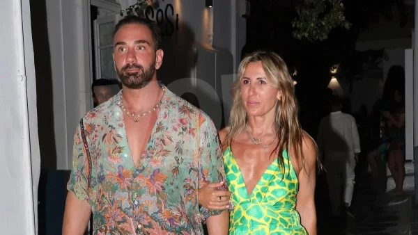 Δεν τον αφήνει σε ησυχία - Τα "βασανιστήρια" της Πηγής Δεβετζή στον Νίκο Κοκλώνη πρωί πρωί στη Μύκονο