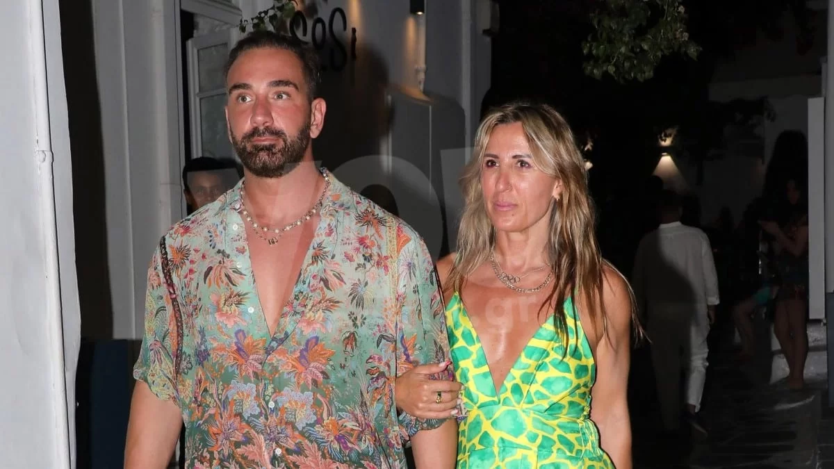 Δεν τον αφήνει σε ησυχία - Τα "βασανιστήρια" της Πηγής Δεβετζή στον Νίκο Κοκλώνη πρωί πρωί στη Μύκονο