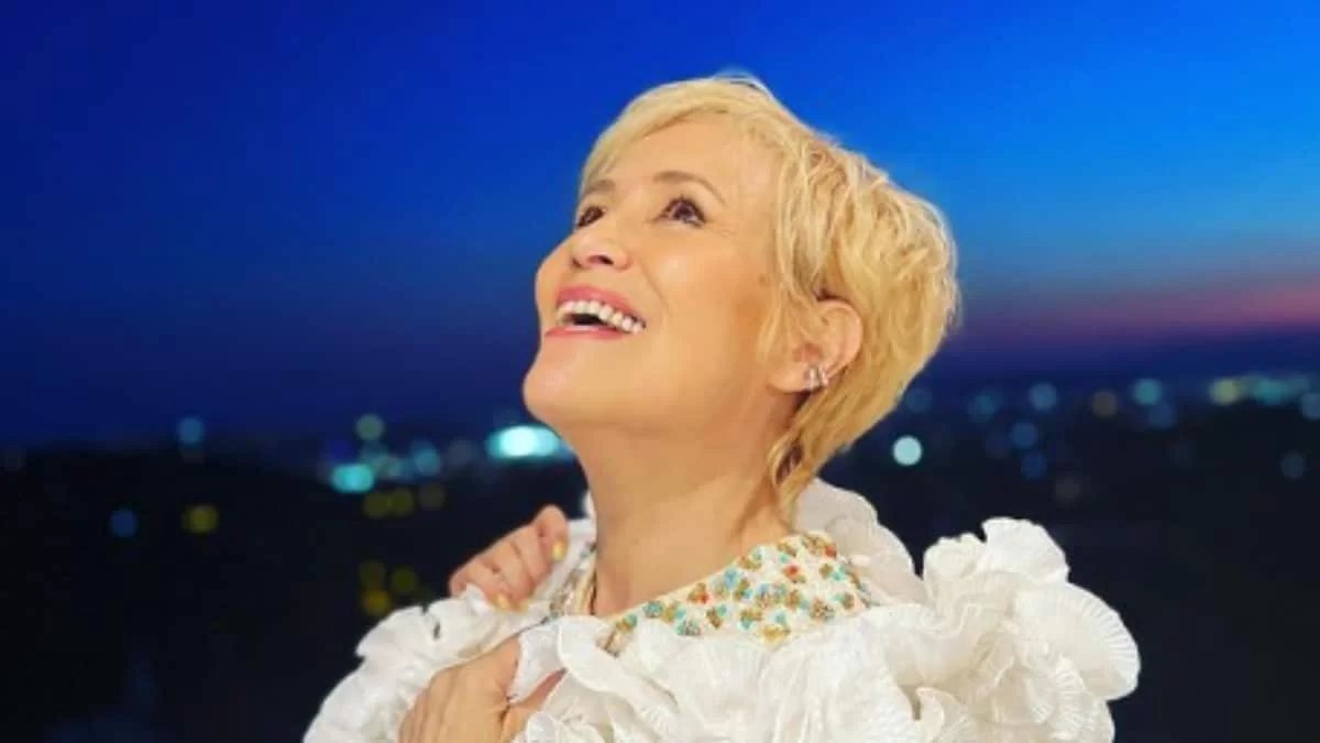 Με επίπεδη κοιλιά και αψεγάδιαστα πόδια - Η Κωνσταντίνα Μιχαήλ με μαύρο μπικίνι χωρίς ρετούς στα 55 της