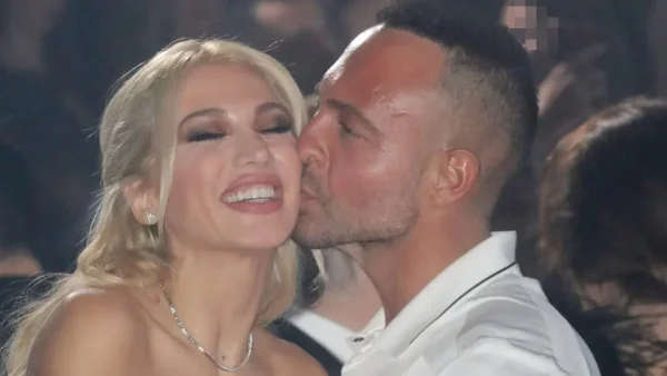 Στον 6ο μήνα εγκυμοσύνης η Κωνσταντίνα Σπυροπούλου - Βραδινή έξοδος στην Ρόδο με φουσκωμένη κοιλιά και τον Σταθοκωστόπουλου