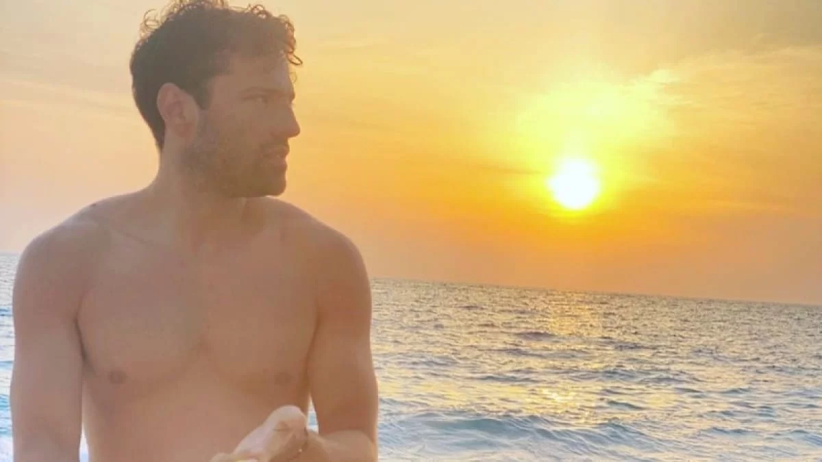 Το ζει ρομαντικά ο Κωνσταντίνος Αργυρός - Έμεινε με παρέα το βράδυ στην παραλία περιτριγυρισμένος από φαναράκια και μουσική