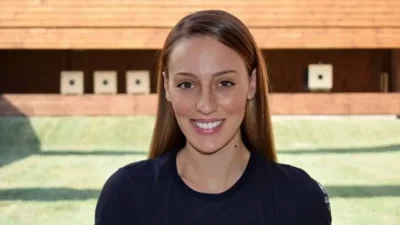 ''Πυροβολεί'' και εκτός σκοπευτηρίων η Άννα Κορακάκη - Υποδέχτηκε τον Αύγουστο με μπικίνι στα βράχια