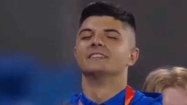 Mε δάκρυα στα μάτια το ''χρυσό'' παιδί της σφαιροβολίας Γιάννης Κορακίδης - Λύγισε στην ανάκρουση του εθνικού ύμνου